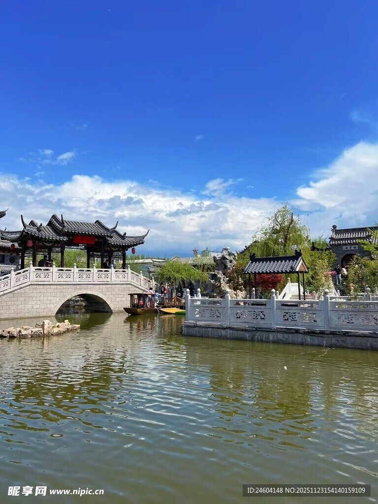 古桥流水处的中式景致