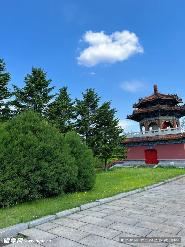 中式古建旁的葱郁绿植