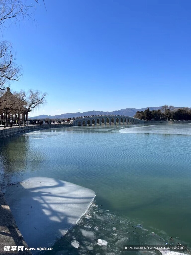 冬日河畔冰冻景观