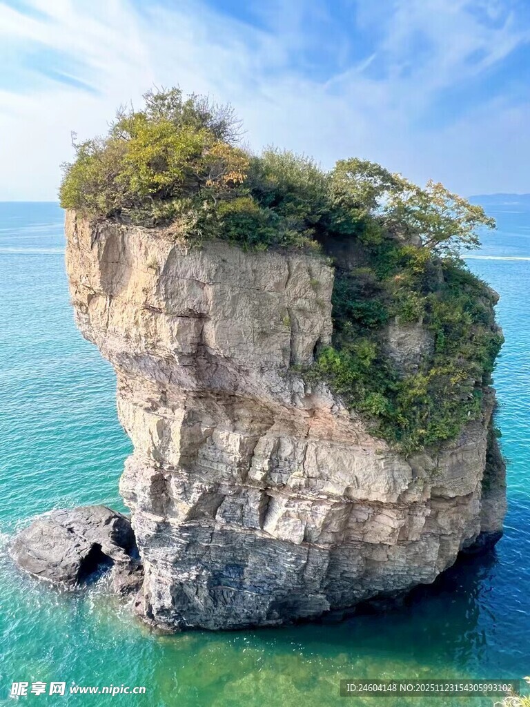 海中孤岩绿意点缀美景