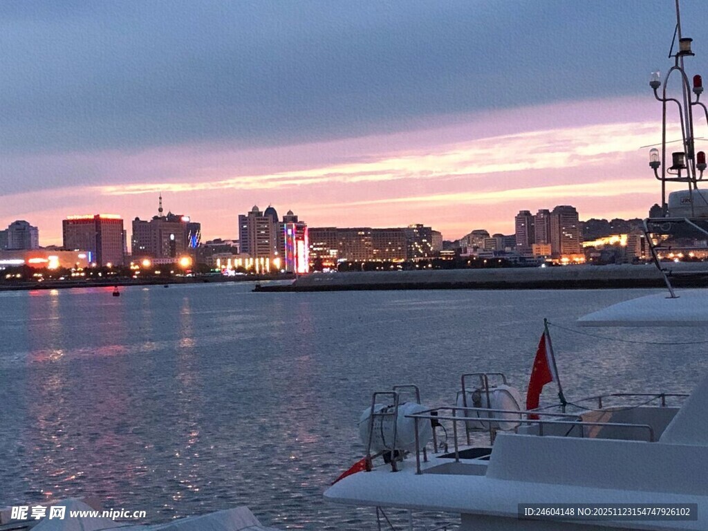 港口暮色下的城市与船只