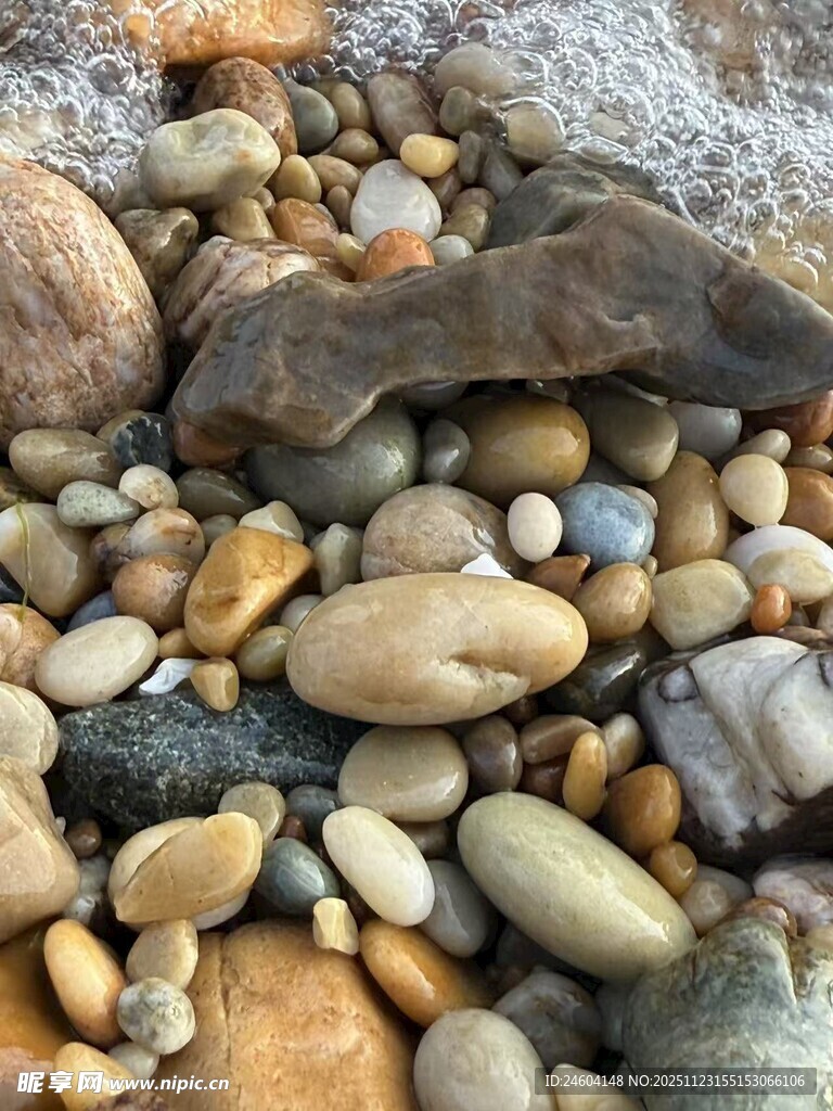 海边五彩鹅卵石景观