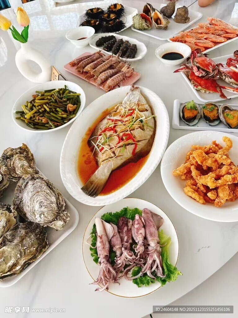 丰盛多样的海鲜美食拼盘