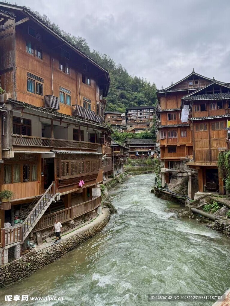 依山傍水的古朴木质村落