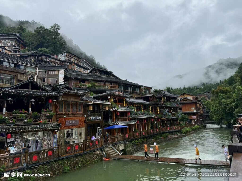 湘西河畔古朴吊脚楼村落