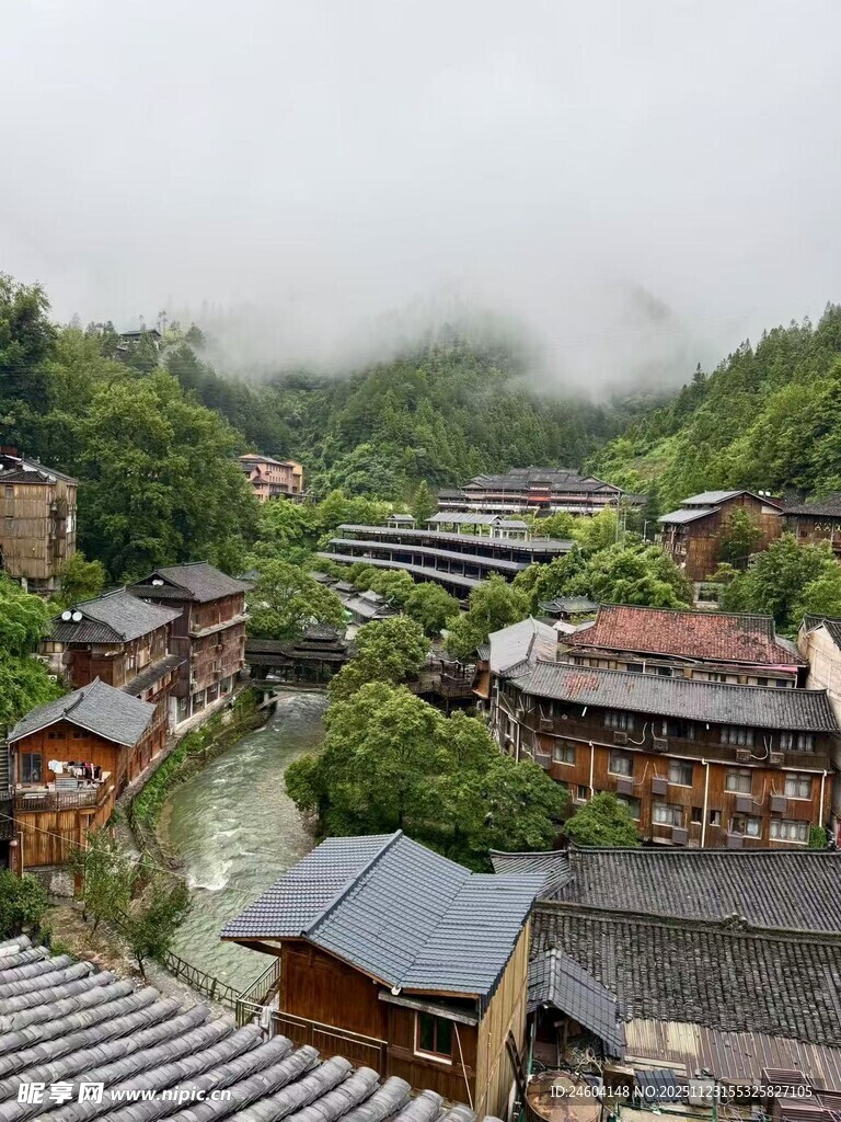 山间云雾缭绕的古朴村落