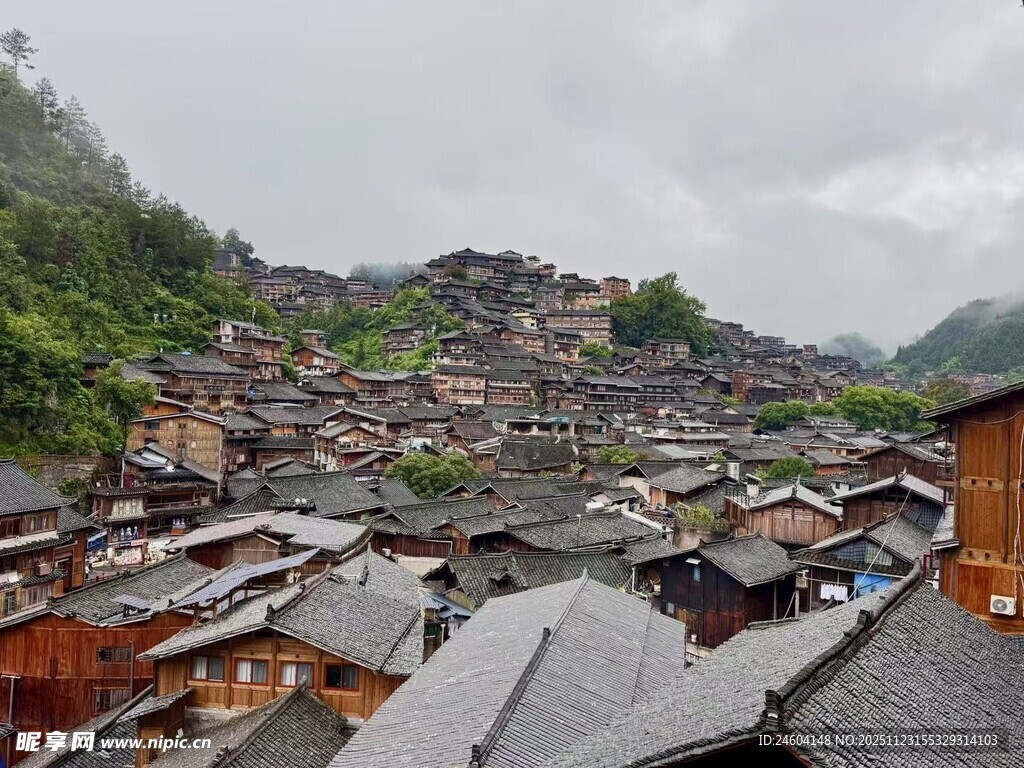 苗寨全景古朴村落风貌