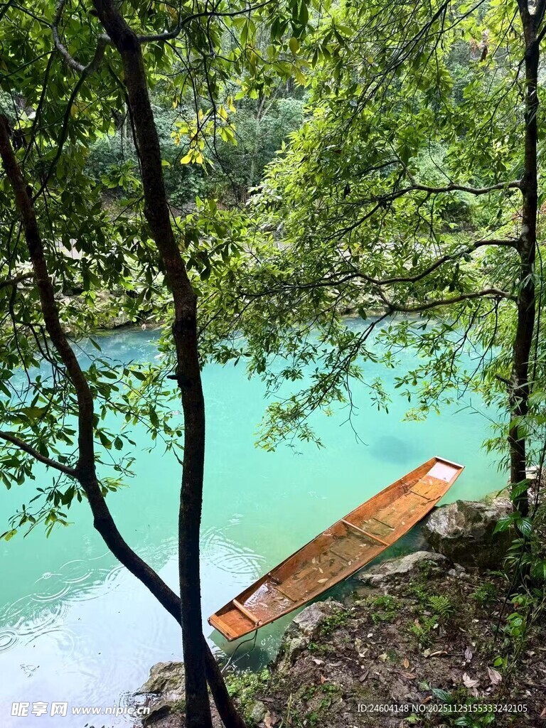 林间碧湖中的孤舟