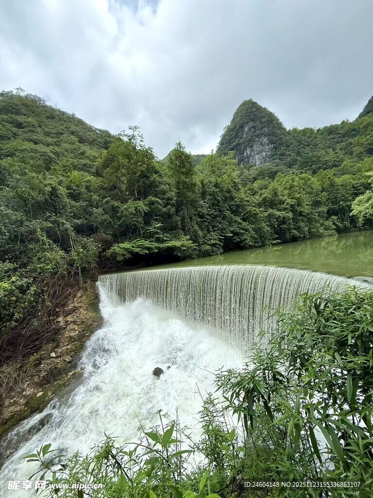 山间瀑布景观绿意环绕
