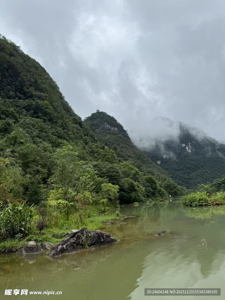 山间绿水伴云雾美景