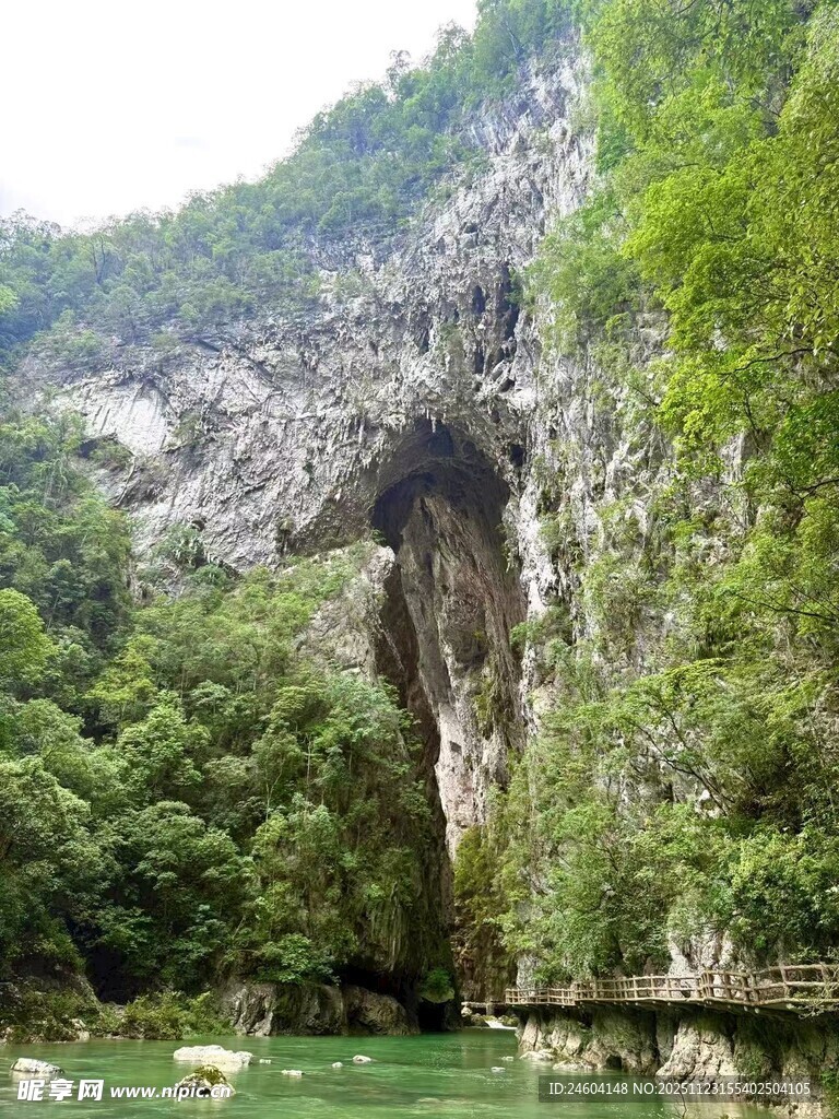 山间溶洞旁的绿水美景