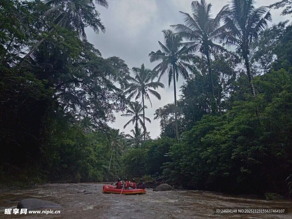 丛林中漂流的红色皮筏艇