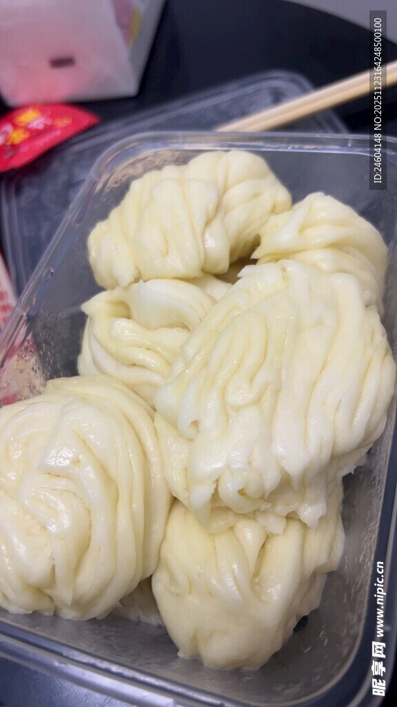 透明盒中摆放的新鲜白馒头