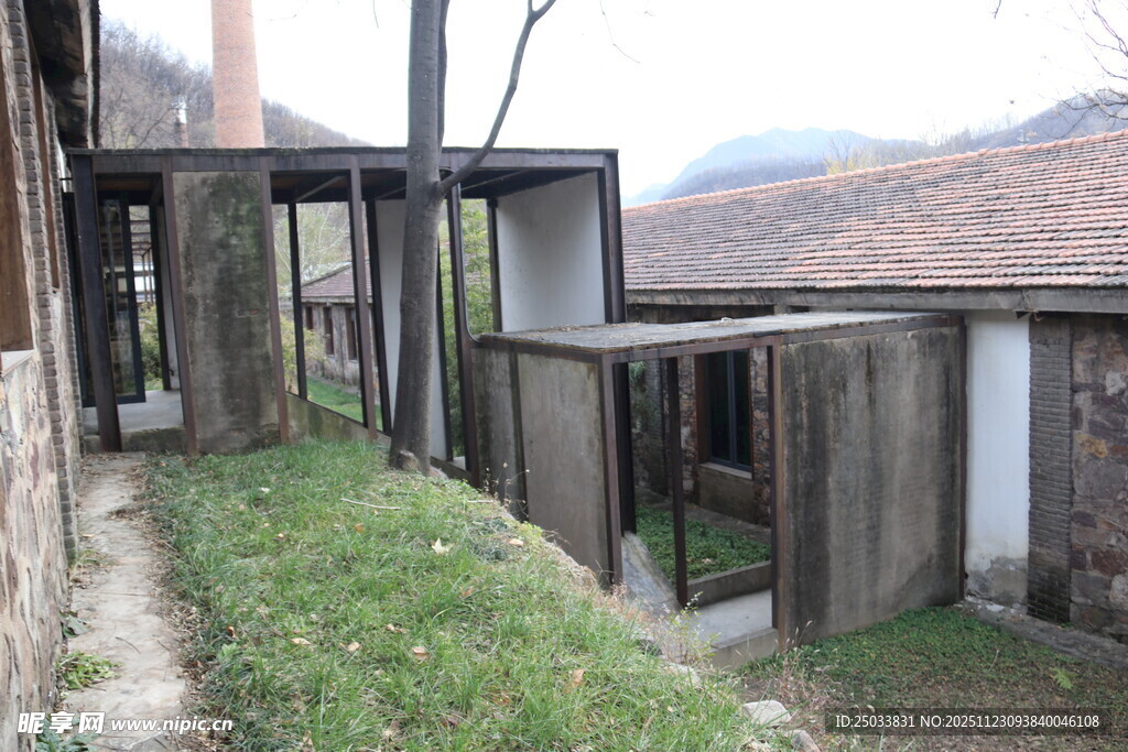 乡村小屋旁的户外小道