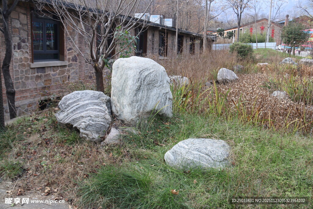 户外庭院旁的自然景观石