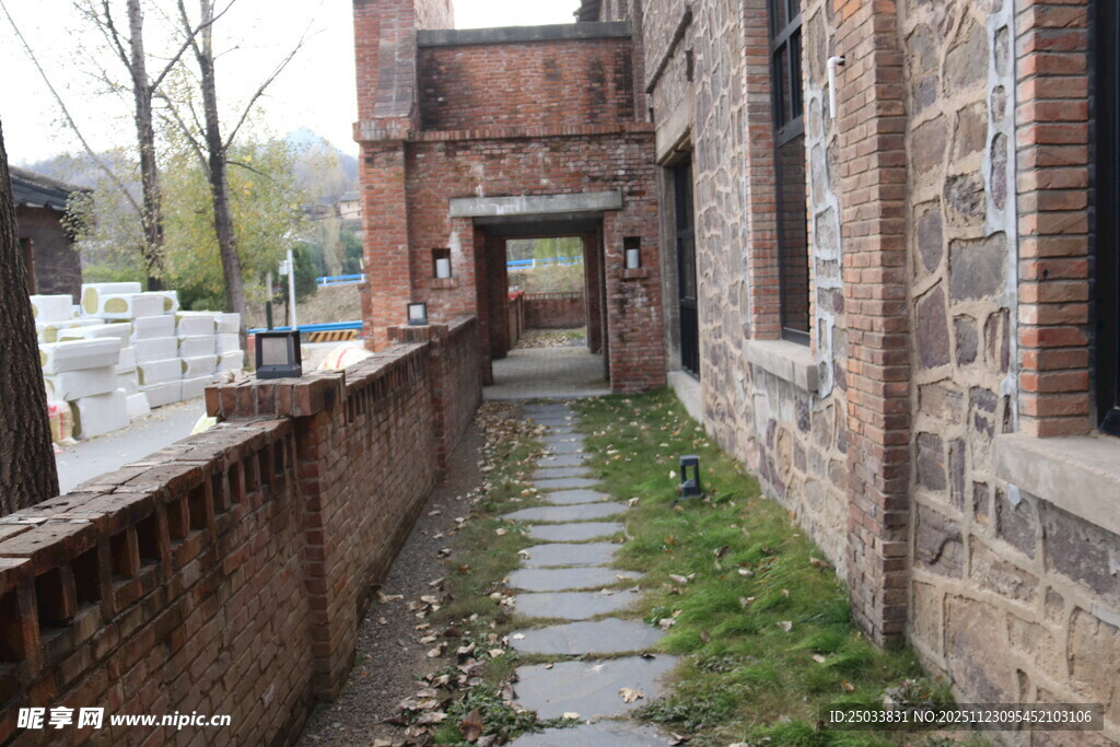 古老小巷 砖墙间的静谧之路