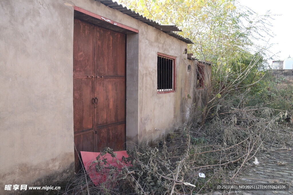 荒废房屋的斑驳一角