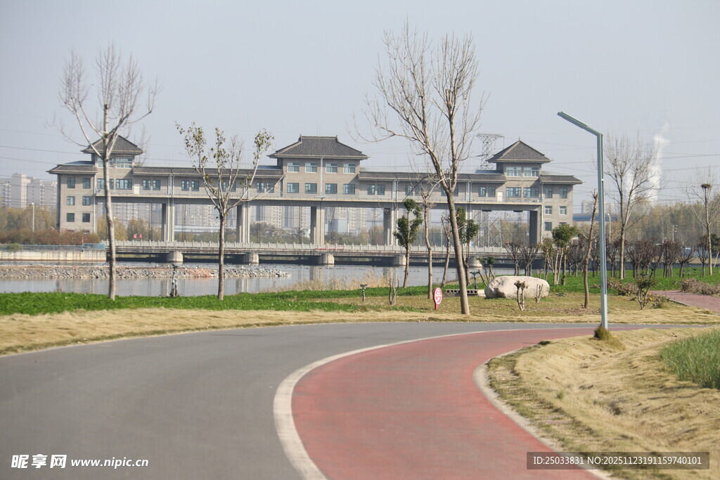 校园旁的道路与中式建筑