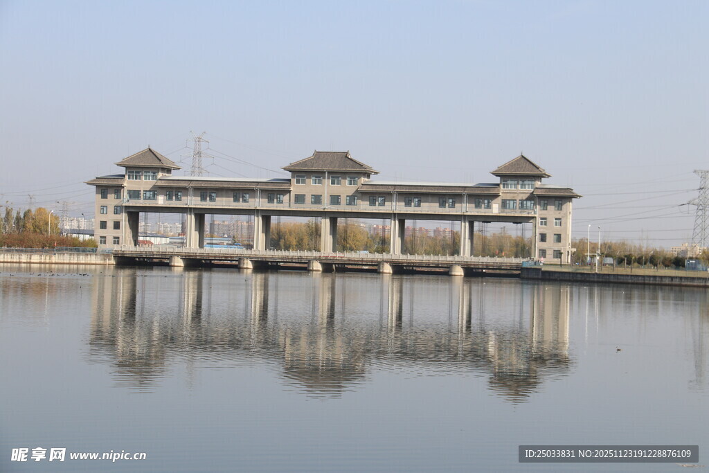 湖畔中式建筑倒影美景