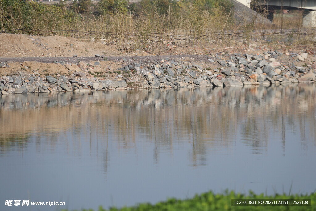 宁静水边风景
