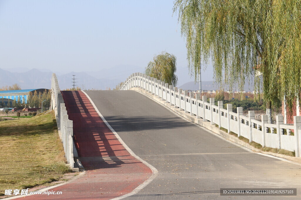 湖畔蜿蜒步道风景如画