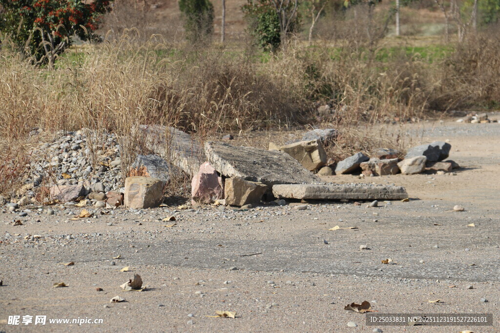 路边堆积的废弃建筑材料