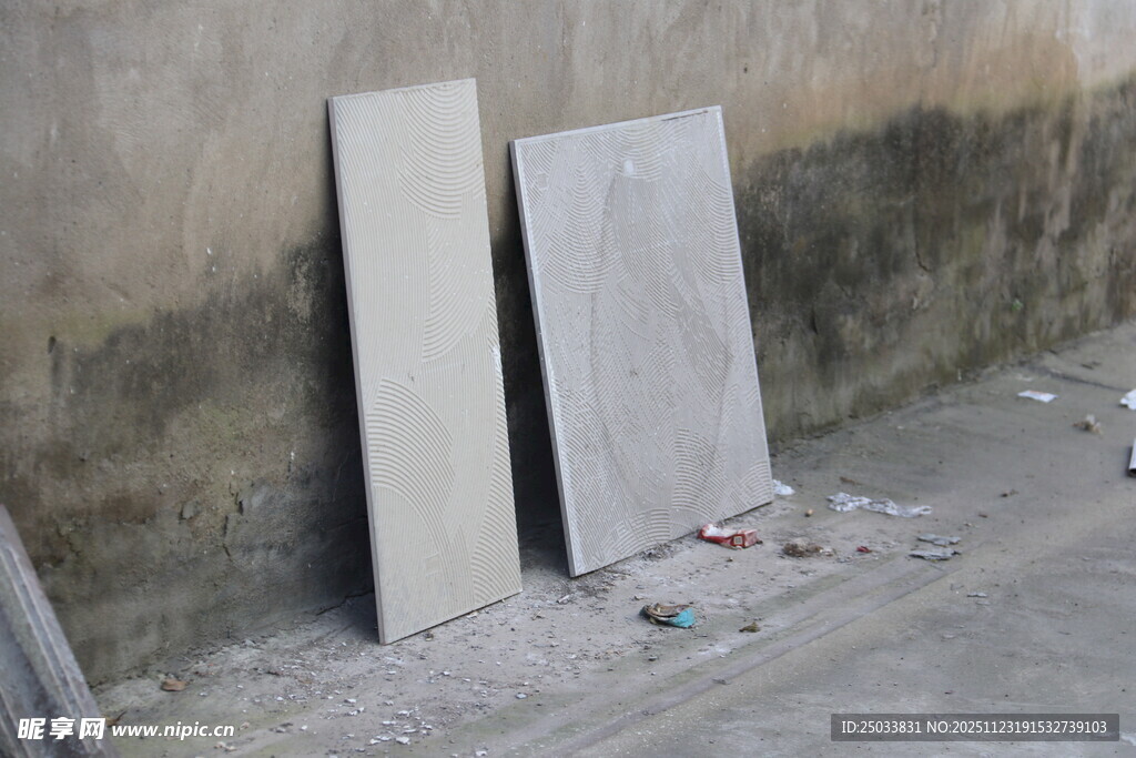 墙边放置的两块大理石板