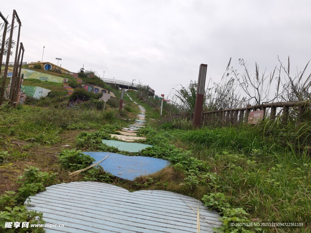 户外田园中的圆形设施景观