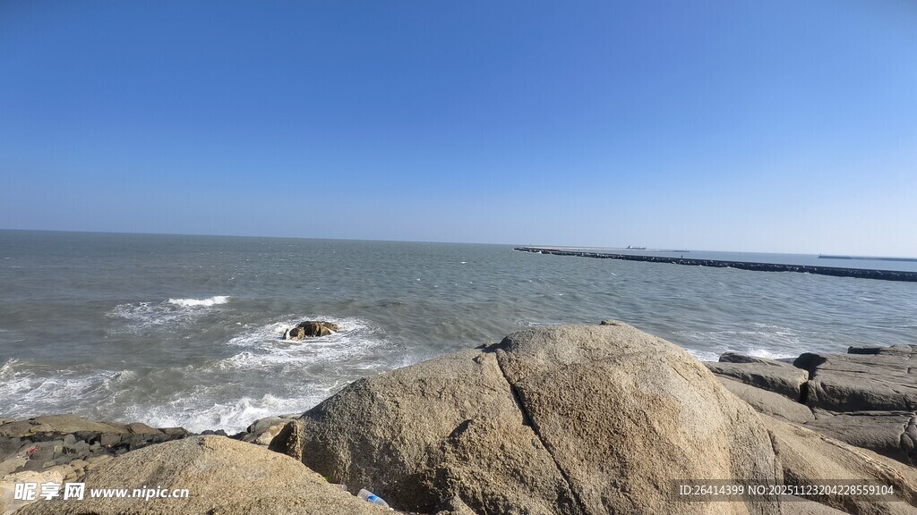 海边礁石与辽阔海景