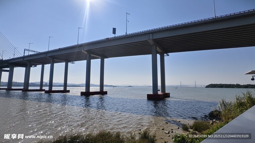 跨海大桥横跨广阔水域