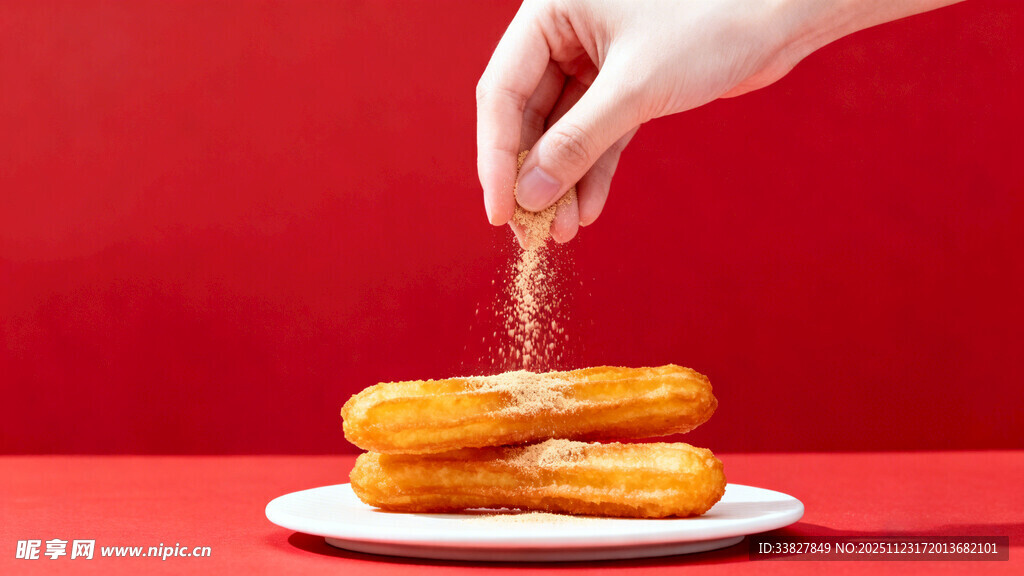 手撒糖粉的吉事果