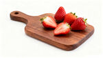 木砧板上的新鲜草莓