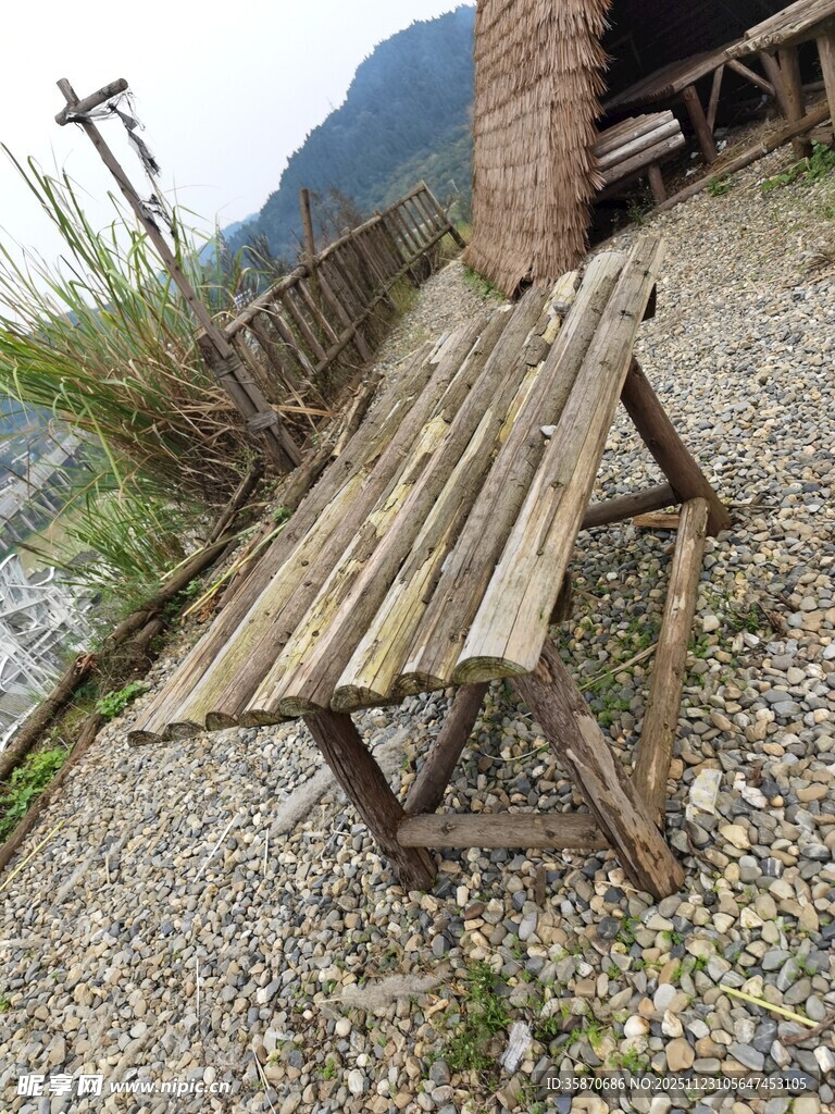 河边老旧木质户外长桌椅