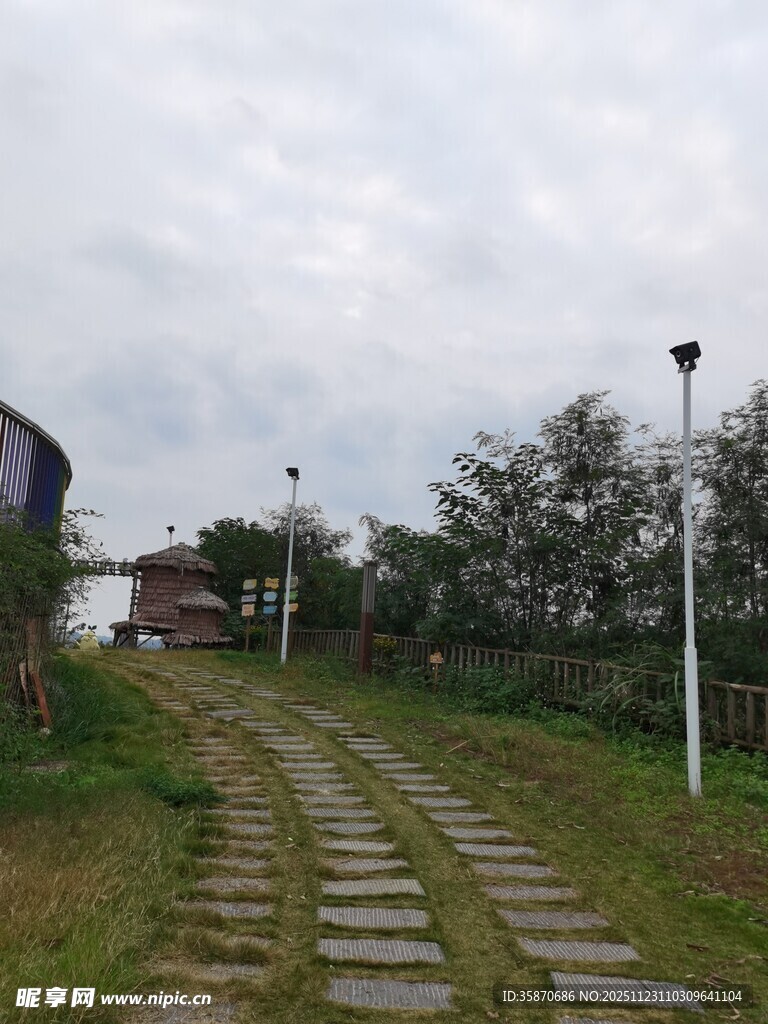 石板小径通往远方风景