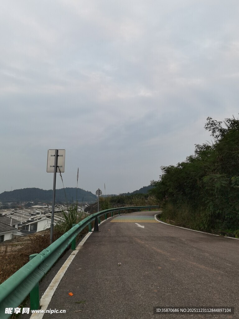 蜿蜒公路旁的自然景致