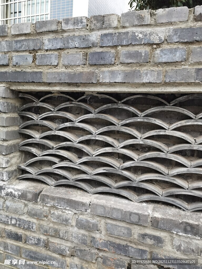砖砌墙面的波浪形格栅