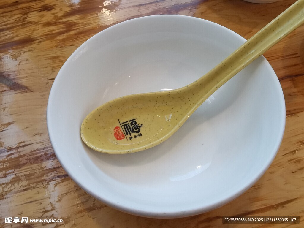 中式金汤匙置于白瓷碗中