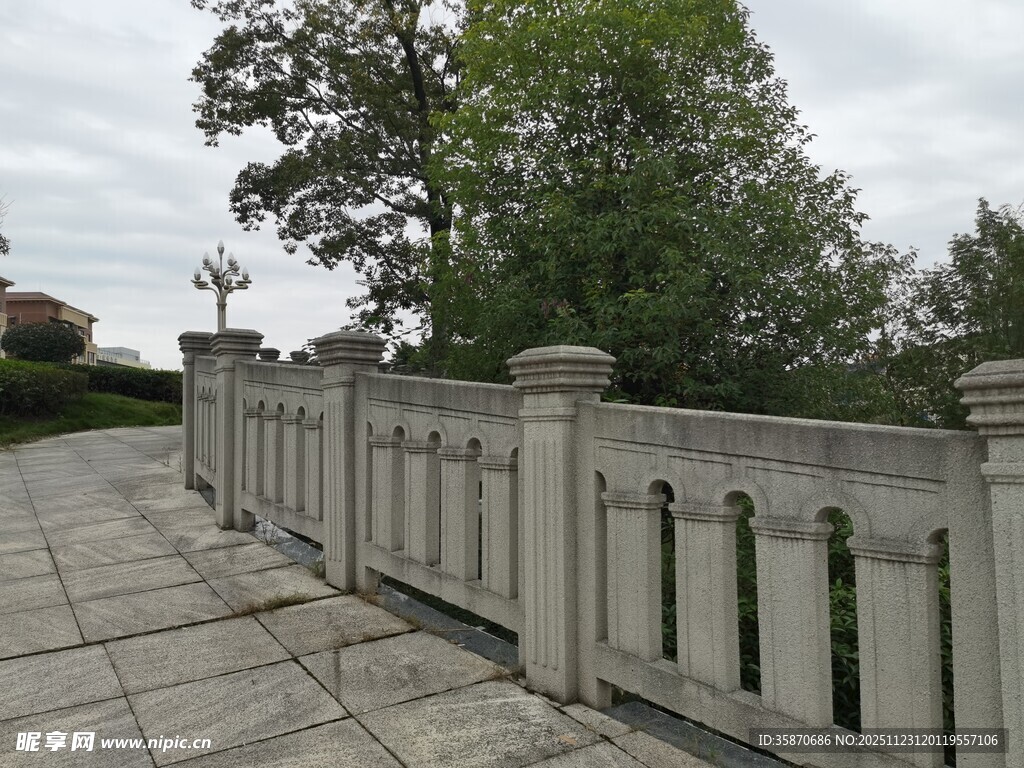 古朴石桥护栏绿树相伴