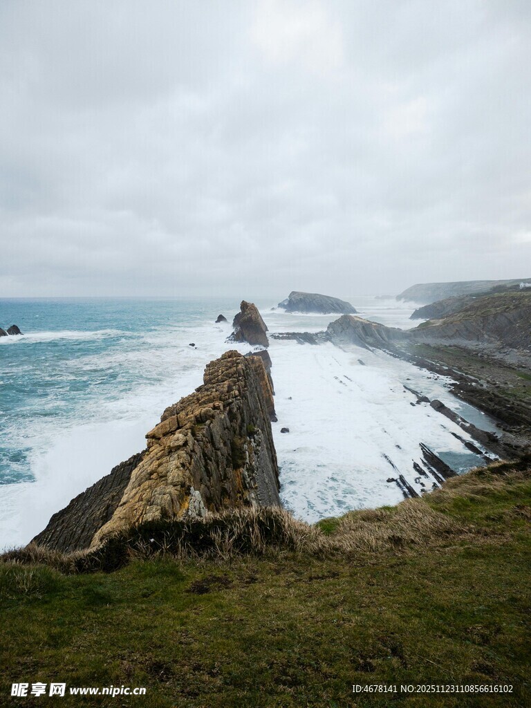 海岸悬崖边的壮阔海景