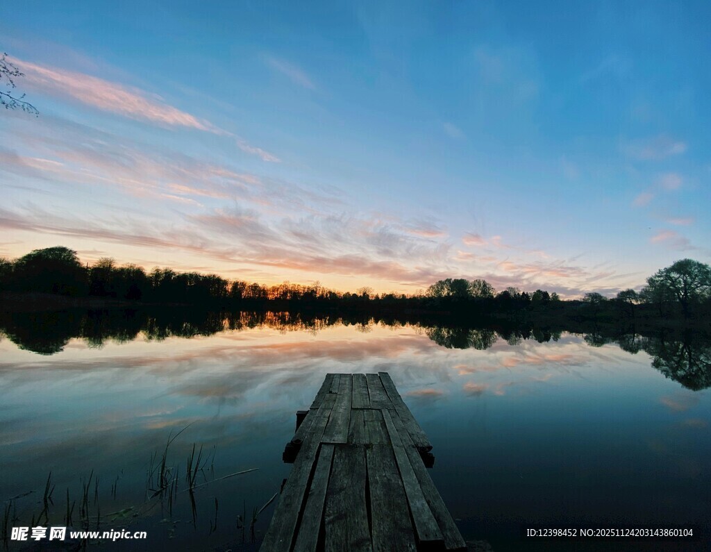 湖畔码头的绝美黄昏景色