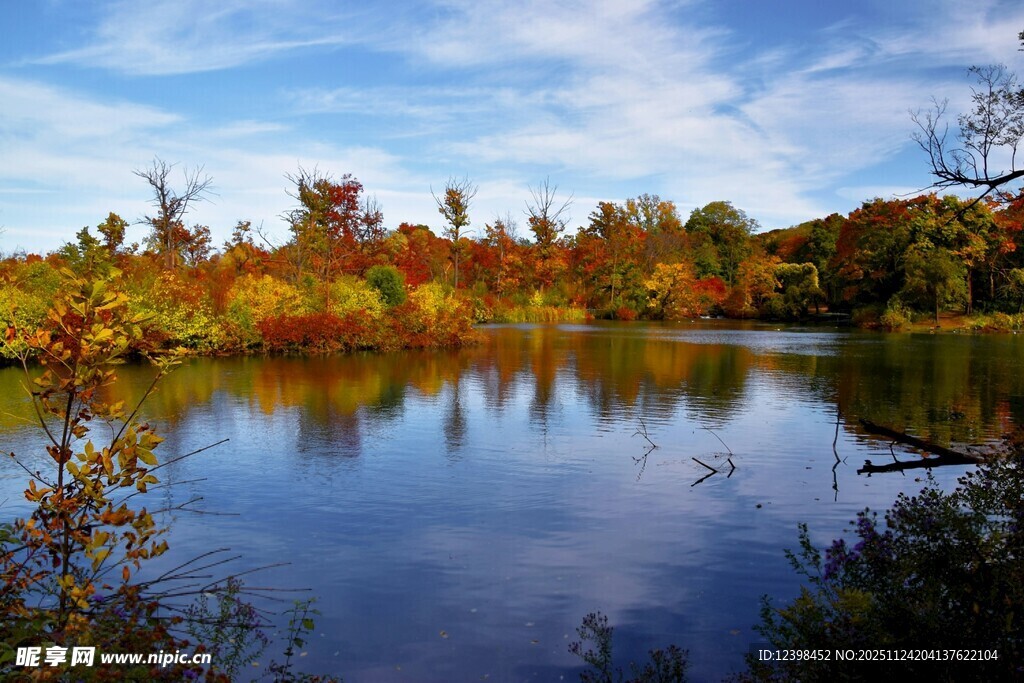 秋日湖畔美景