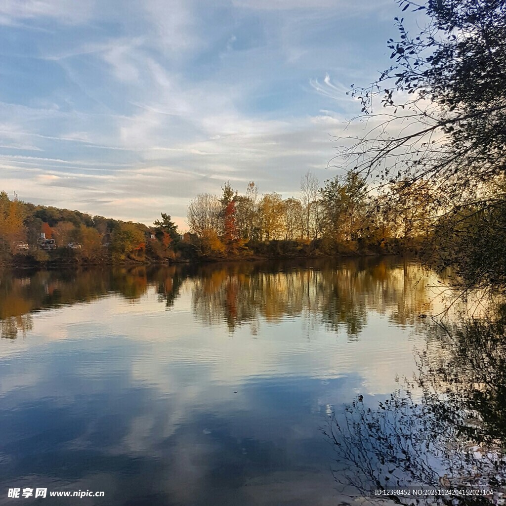 秋日宁静湖景风光