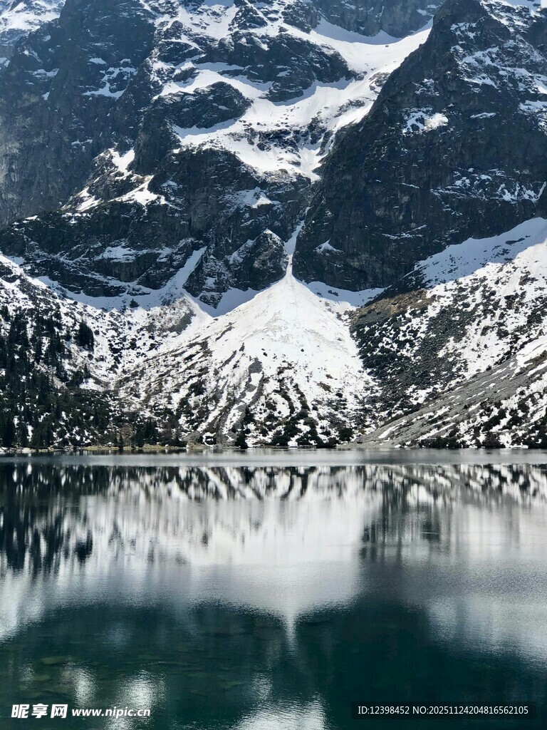 雪山倒映在静谧湖面上