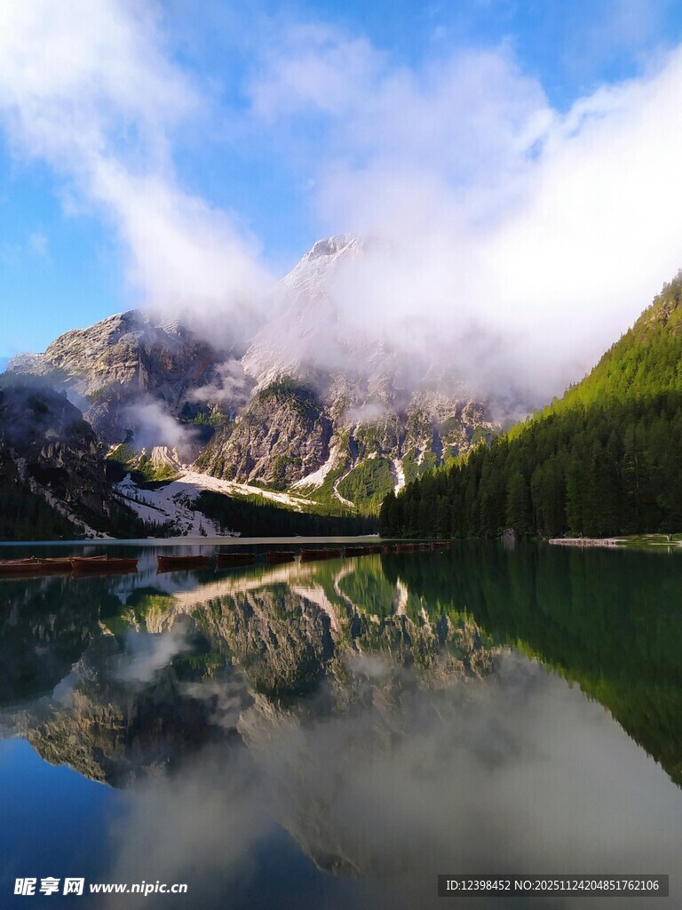 高山湖泊美景倒映