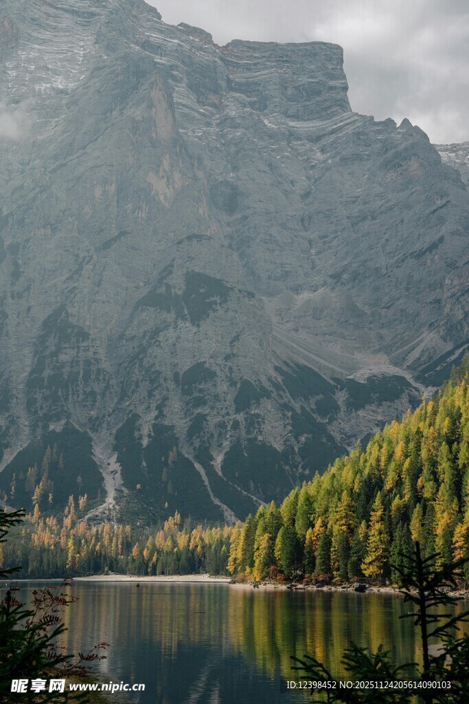 湖畔青山绿树美景如画