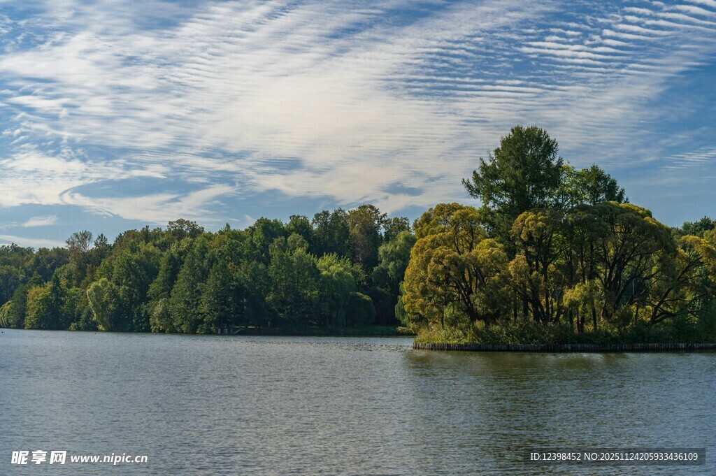 湖畔绿树蓝天美景
