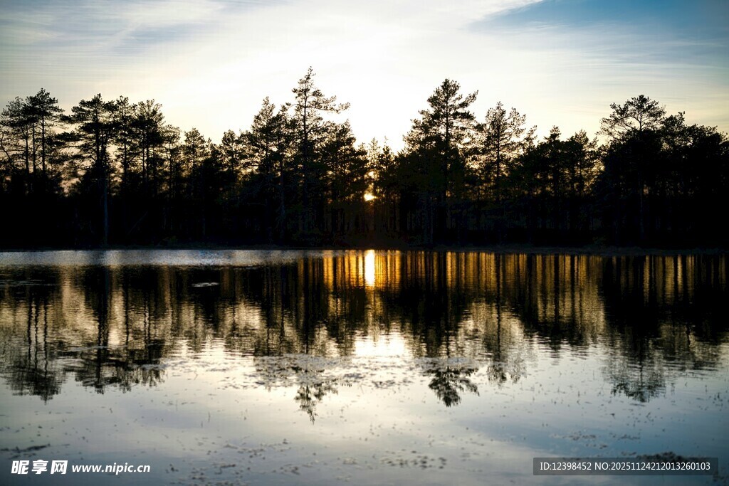 湖畔日落美景倒影如画