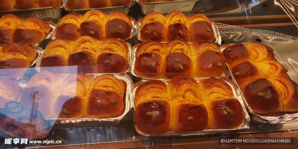 美味烘焙面包整齐陈列