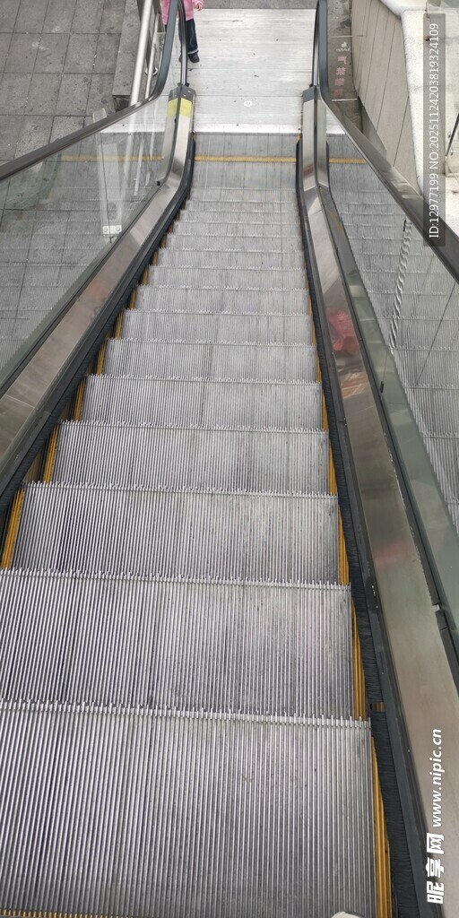 空旷的自动扶梯