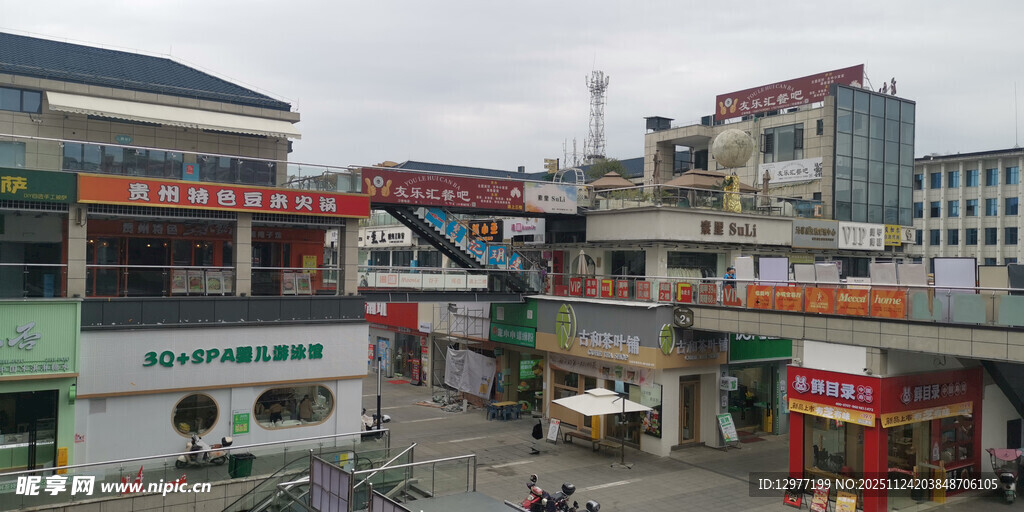 热闹的街边市场景象